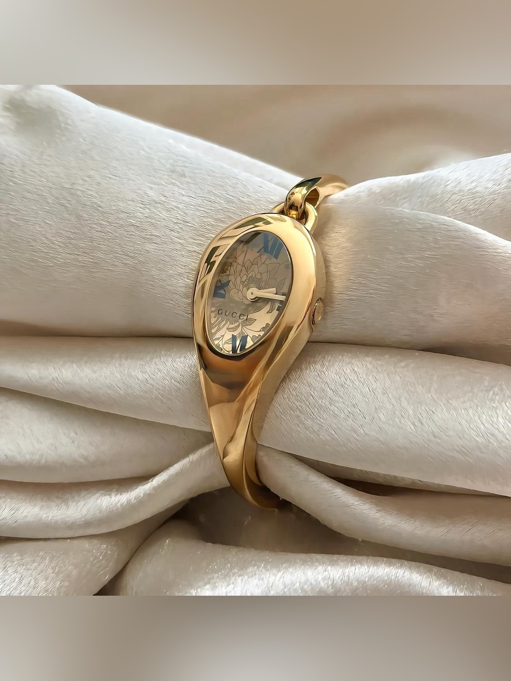 AUTHENTIC VERY RARE VINTAGE GUCCI TEARDROP BANGLE WATCH - FLORAL DIAL - Picture 3 of 8